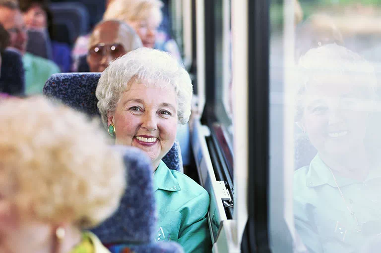 Uśmiechnięta kobieta w autobusie